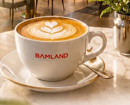 Tách cà phê in logo BAMLAND trên bàn đá